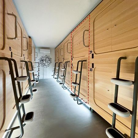 Airone Capsule Hotel Хобарт Экстерьер фото