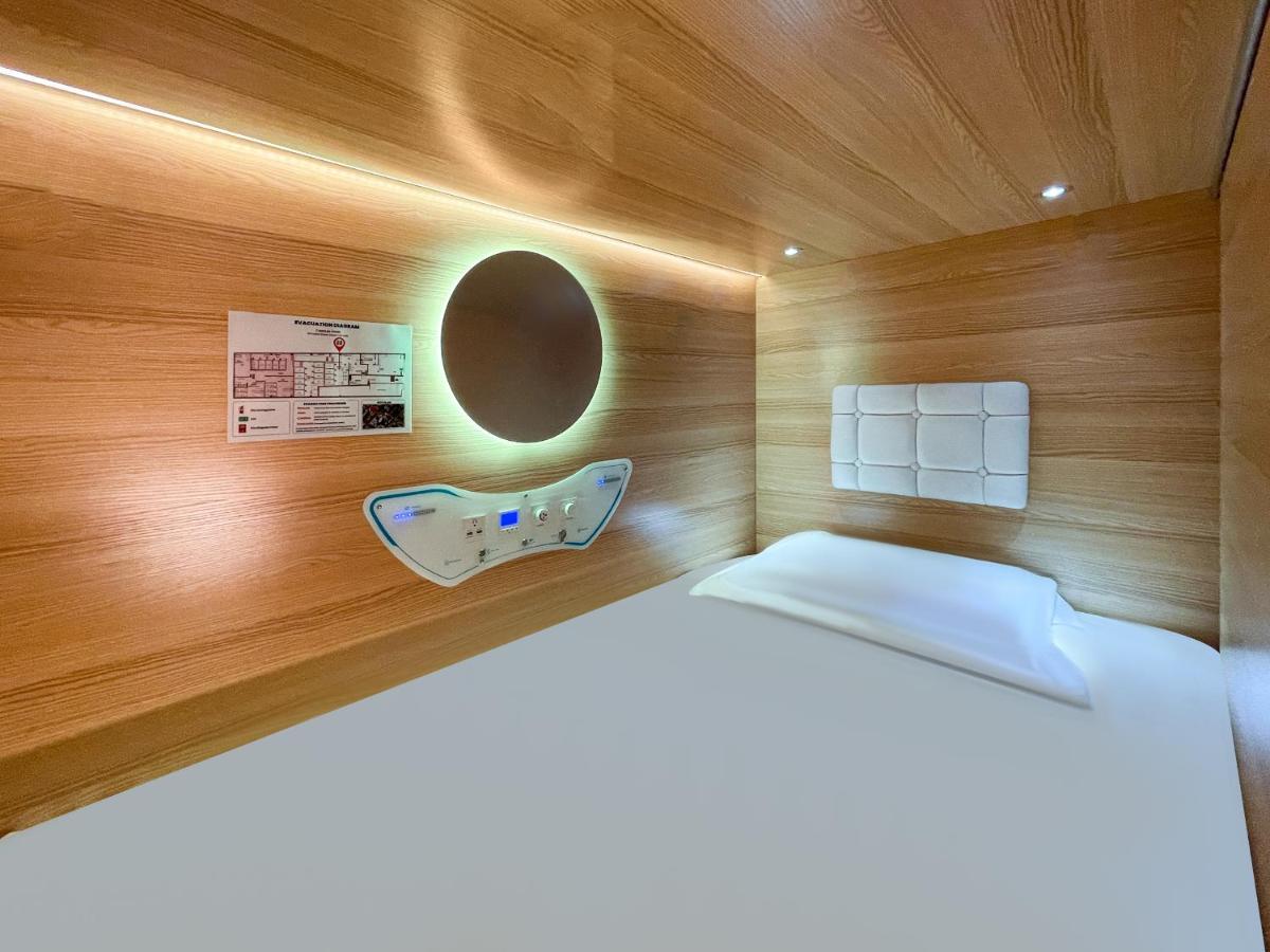 Airone Capsule Hotel Хобарт Экстерьер фото