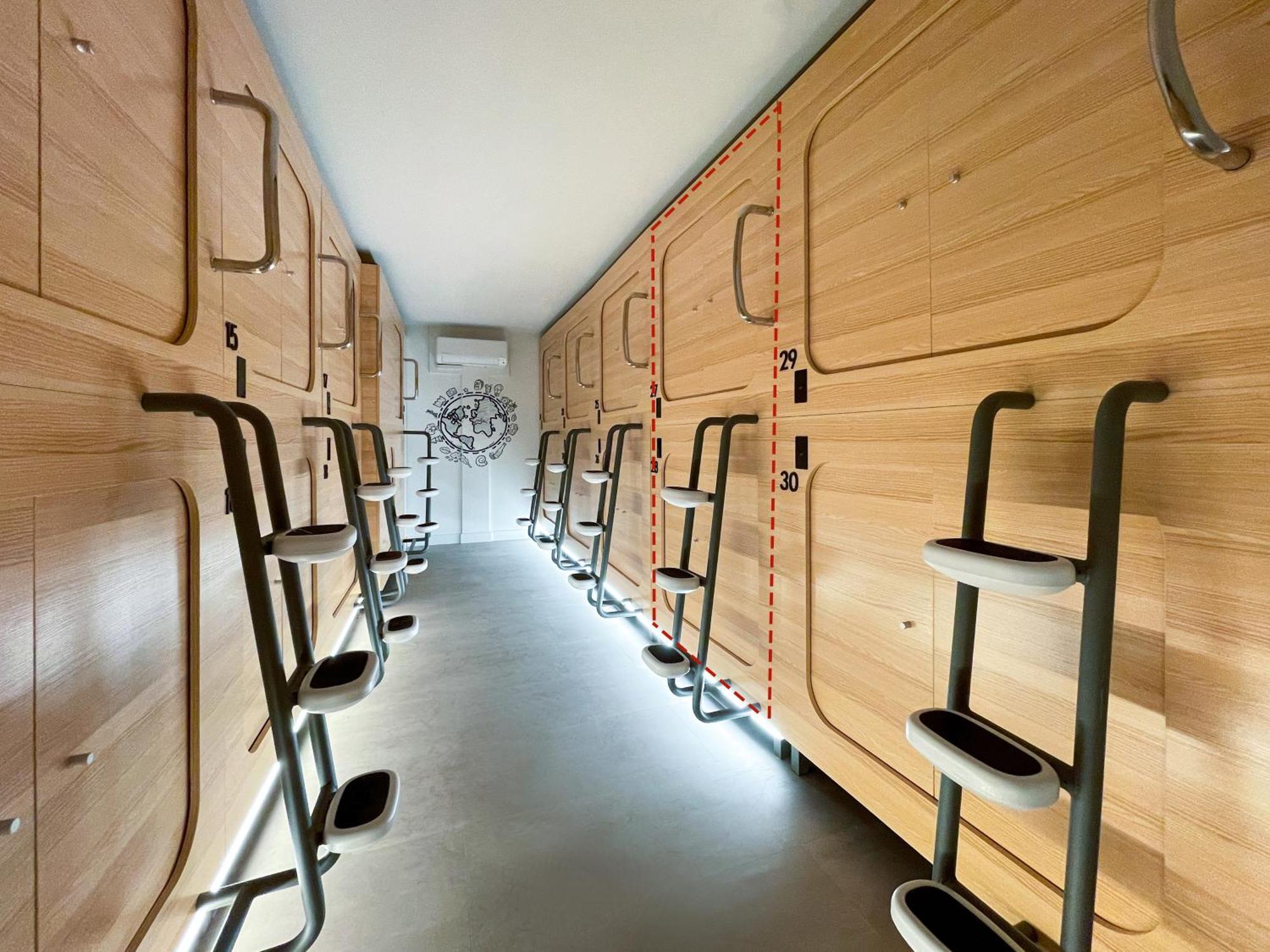 Airone Capsule Hotel Хобарт Экстерьер фото